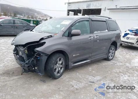 2014 Toyota Sienna Se 8 Passenger z USA, uszkodzony, nr VIN 5TDXK3DC4ES408097